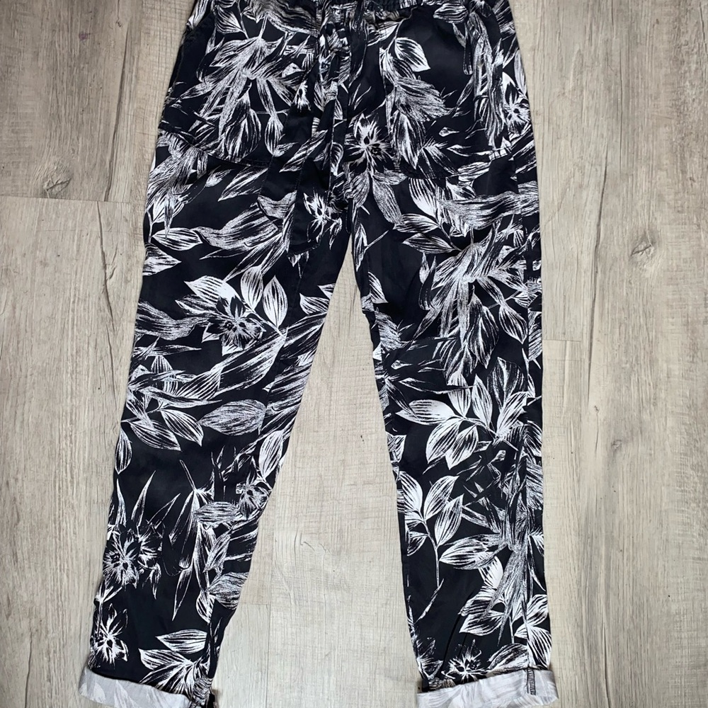C&C California Black and White Floral Rolled Cuff Lyocell Pants